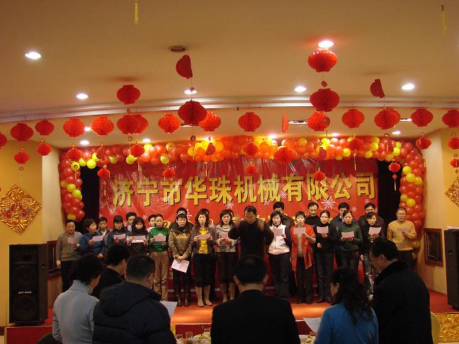 公司合唱團演唱華珠公司之歌《共創(chuàng)輝煌的明天》